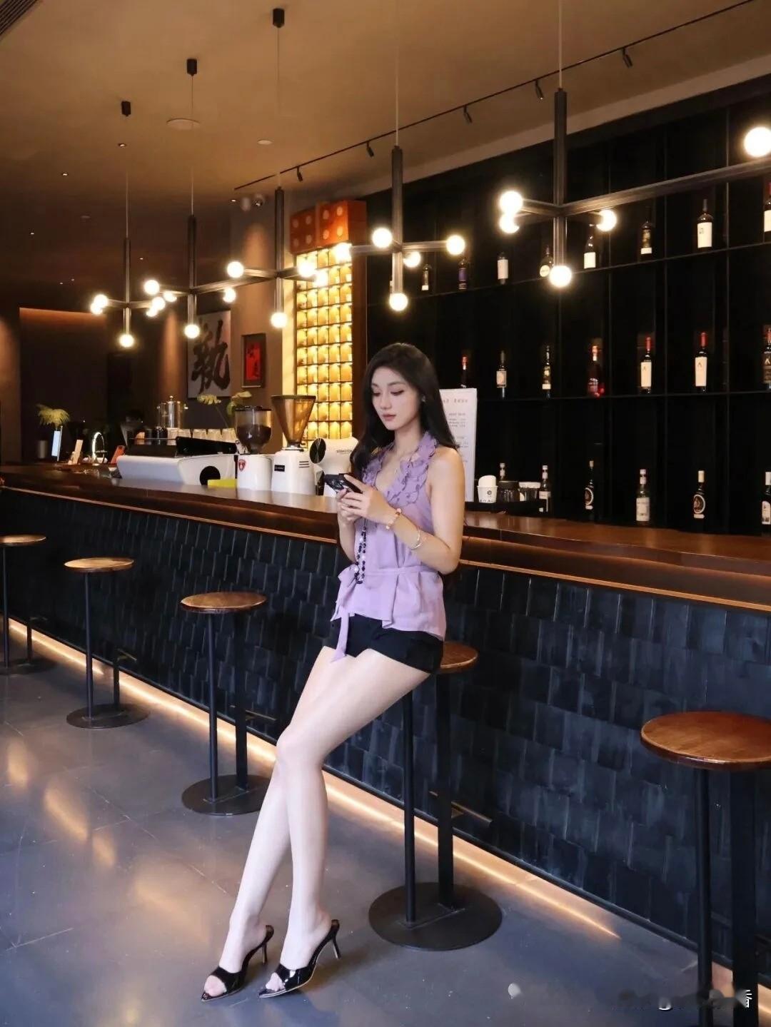 优雅地坐在吧台，享受一个人的宁静时光