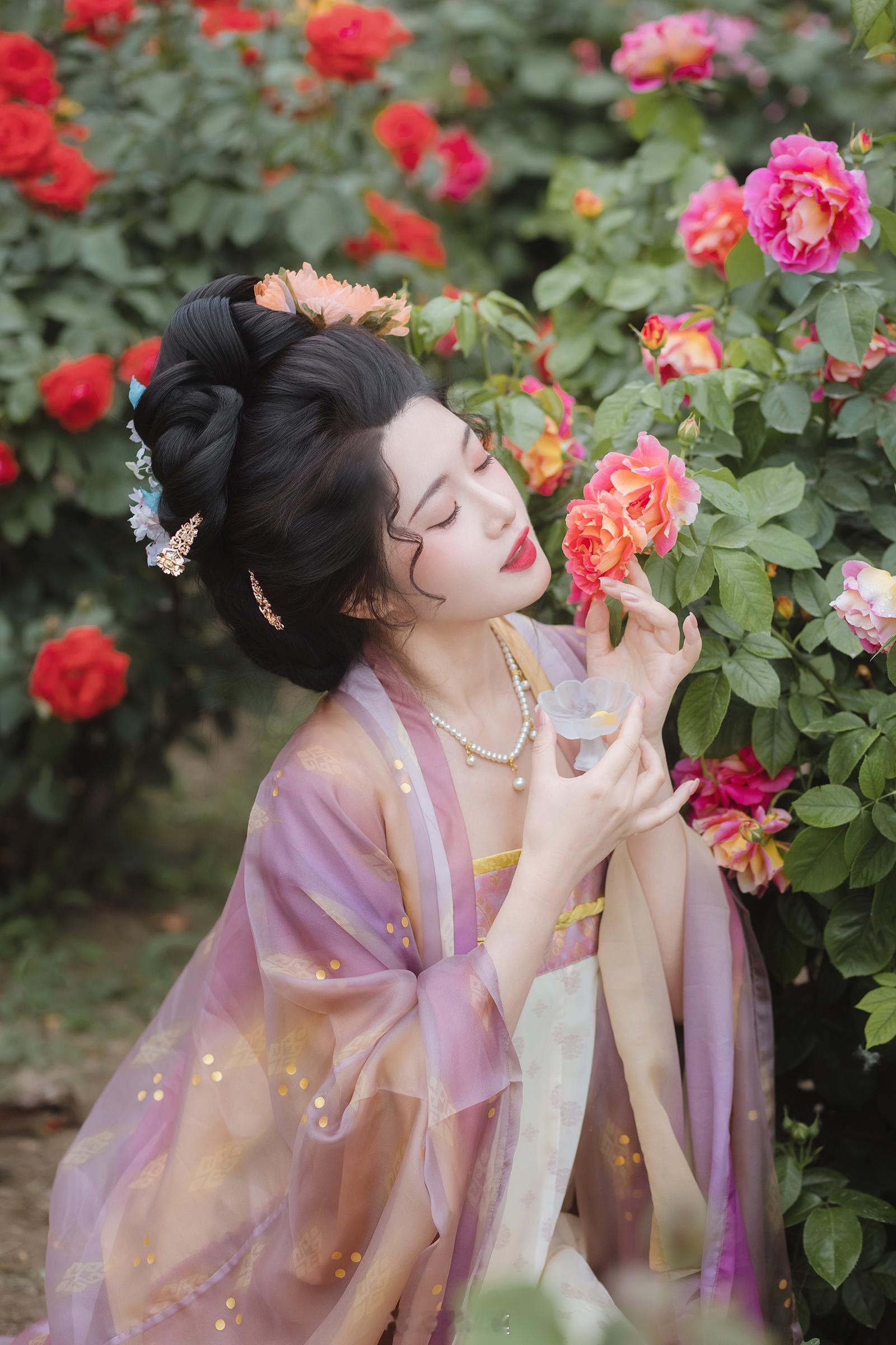 用相机绘一场梦古风【月季】🌹花落花开无间断，春来春去不相关。牡丹最贵惟春晚，
