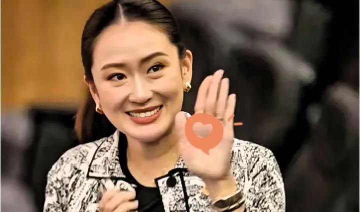 佩通坦这几天回到清迈，期间表现出与泰王亲密的举动，比如跪地献花，一直跟在泰王身边