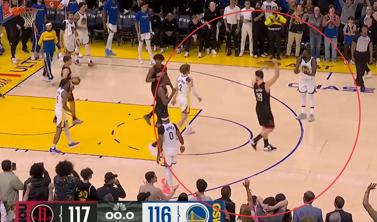 库里绝杀前，格林都快急疯了，这小子是真不听格林话啊！勇士虽然输给了火箭，但是赛