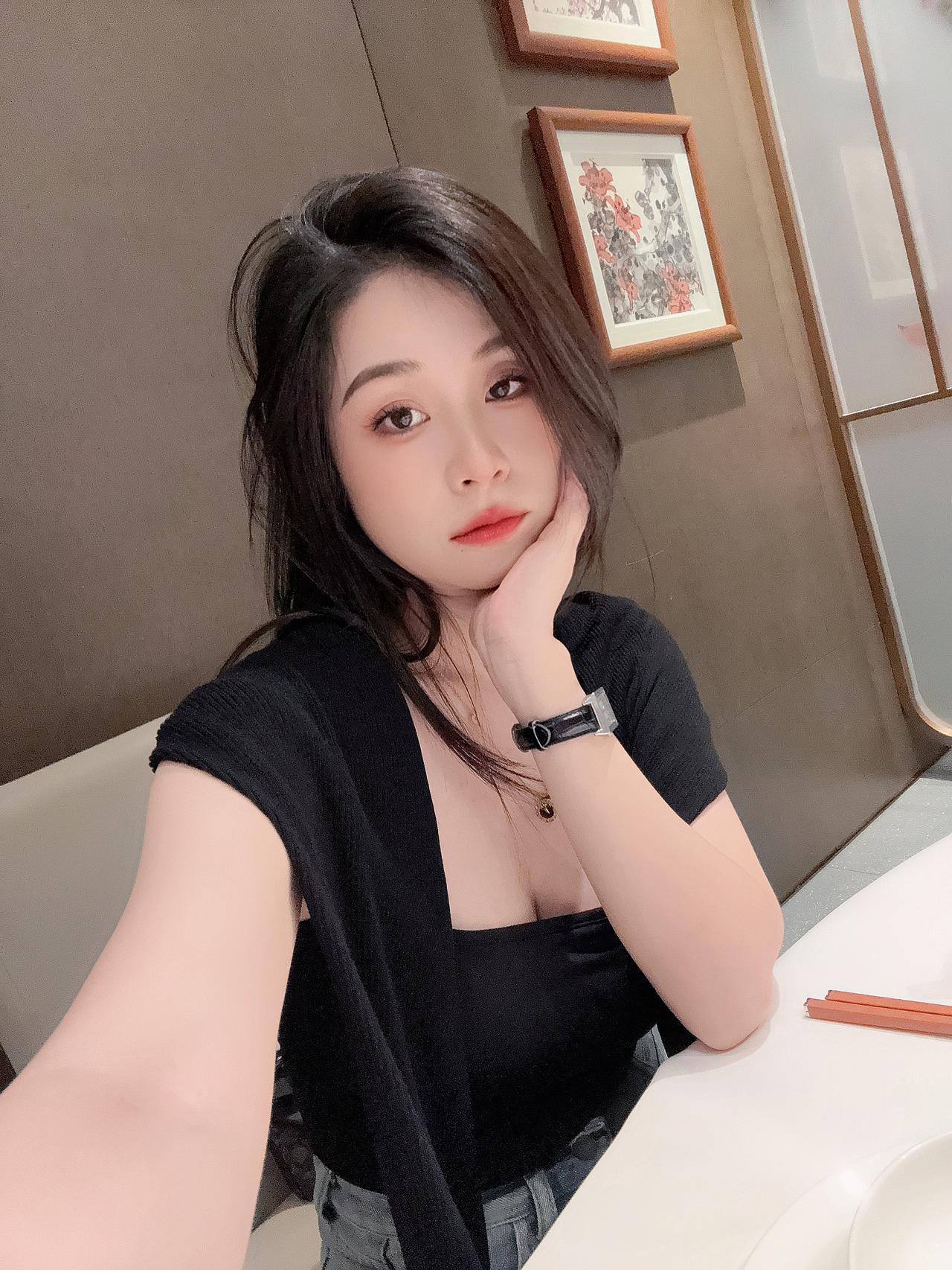 一个女孩在餐厅自拍。