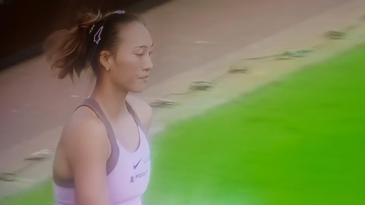 北京时间6月18日凌晨，WTA250诺丁汉站女单第二轮，中国金花郑钦文以4-6、