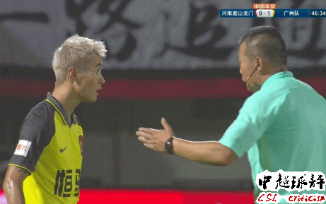 韦世豪昨晚中超火爆脾气再现眼睛怒瞪裁判1幕似曾相识