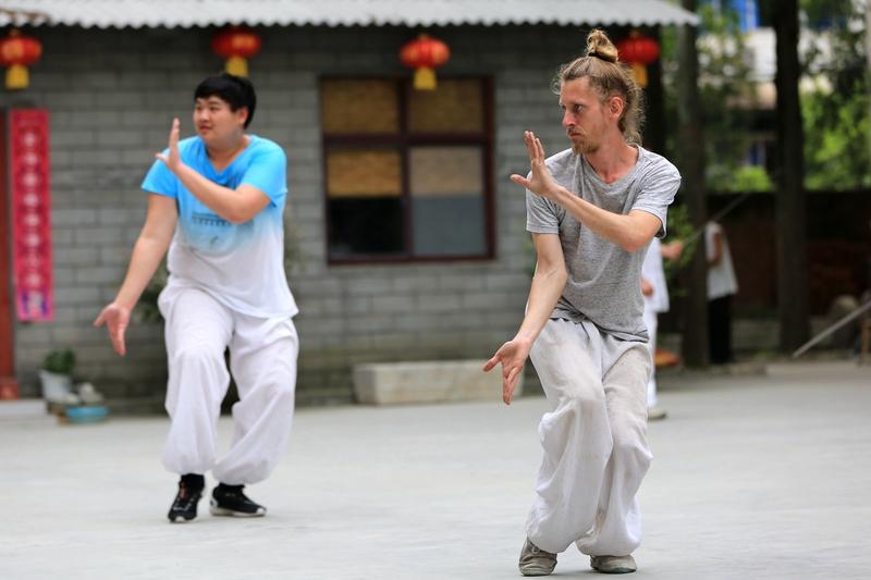 美国小伙习武15年，金发竟变黑发？这背后大有乾坤！你能想象吗？一位美国小伙