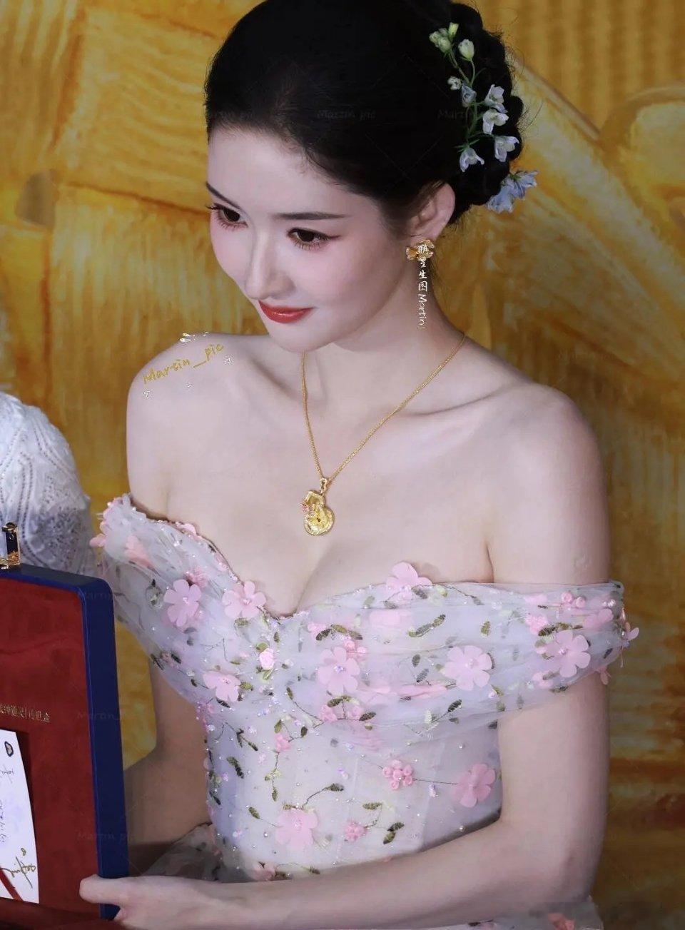 评论区告诉我，王玉雯穿什么不美？