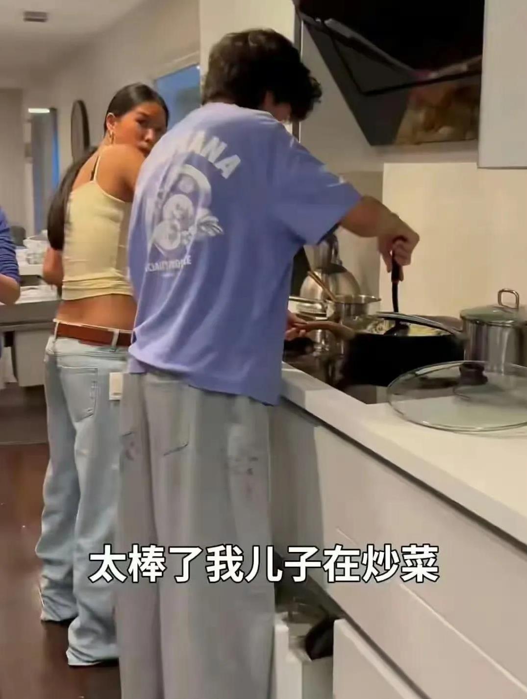 张庭林瑞阳夫妇最近在美国与两个孩子团聚，并分享了孩子们下厨的照片。16岁的女儿林