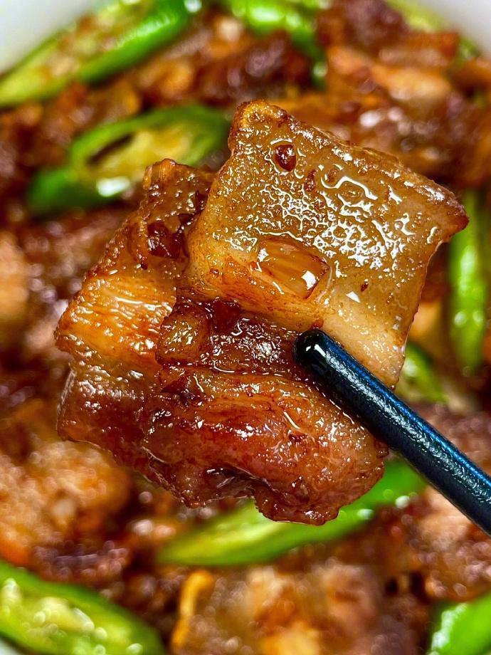辣椒炒五花肉🌶️🥩焦香酥脆香辣可口一点都不腻！