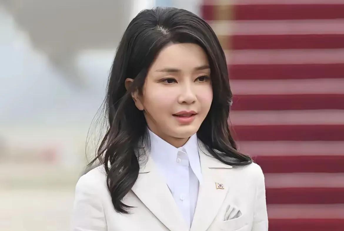 尹锡悦漂亮老婆吓病了，去医院躲起来了！据多家韩国媒体16日下午报道，韩国前总统