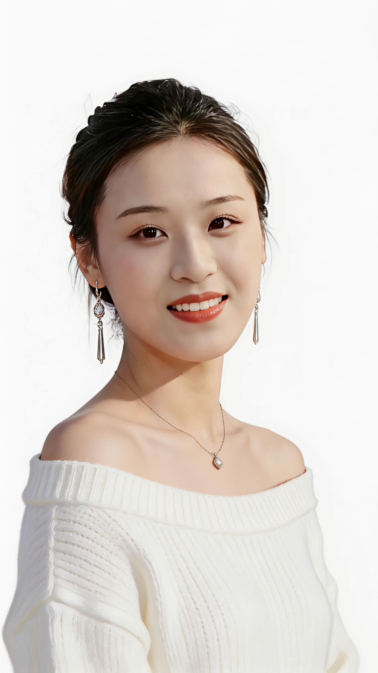 一袭白衫，半露清肩，蓝晶缀鬓，浅笑嫣然。不施粉黛，却自带风华；温柔眉眼，足以惊艳