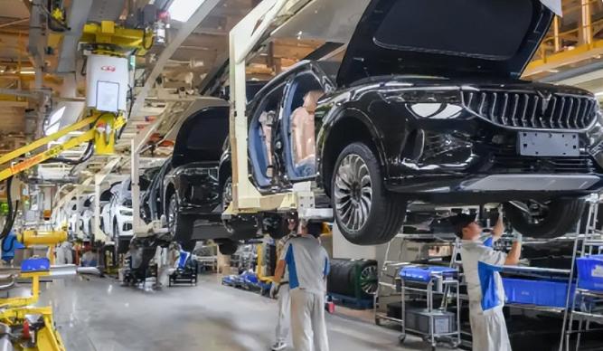 荷兰这波操作真是把“搬石头砸脚”演得明明白白，本想抢个芯片公司讨好美国，结果不仅