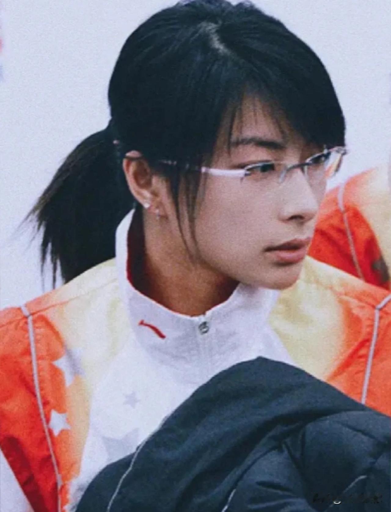 郭晶晶气场拔群是一方面，但她单论三庭五眼也是美的，你可能在说造型土？可能这就是河