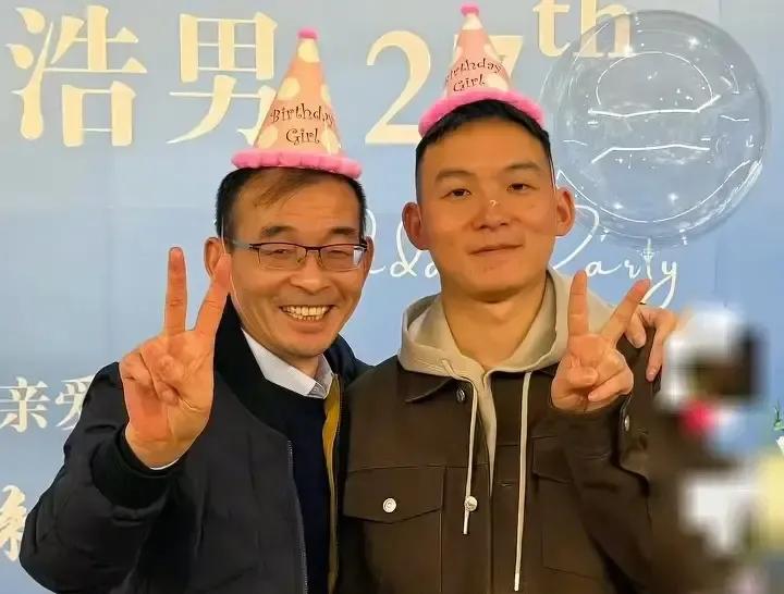 谢岳拎着蛋糕突然出现在南京饭店给谢浩男过生日，镜头里他伸手想抱，谢浩男只把礼盒接