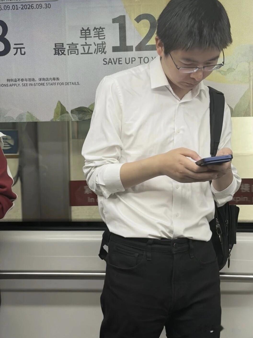 9月5日，有网友在巴黎飞北京的航班遇到宇树科技创始人王兴兴，他穿着白衬衫，搭配黑