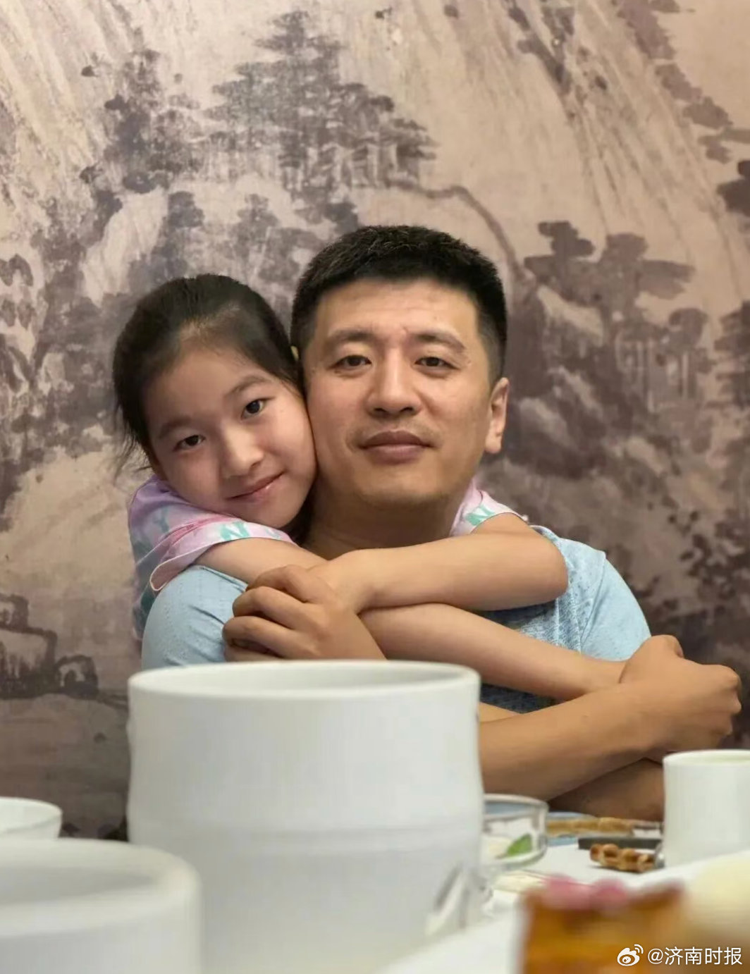 【#张雪峰给女儿留的钱已存入信托#】7月25日，张雪峰妻子李丽婧发文作出澄清，