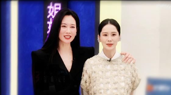 最近海清和温峥嵘一起去录制浪姐，两位虽然搭配风格不同，不过很有姐妹范儿。海清