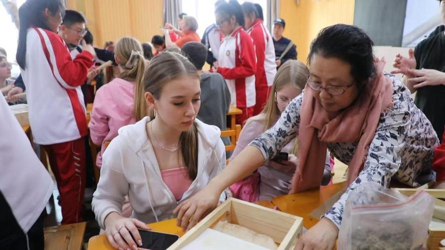最近黑龙江黑河小学开学，那场面可太热闹了！校园里一下子来了好多金发碧眼的俄罗斯小