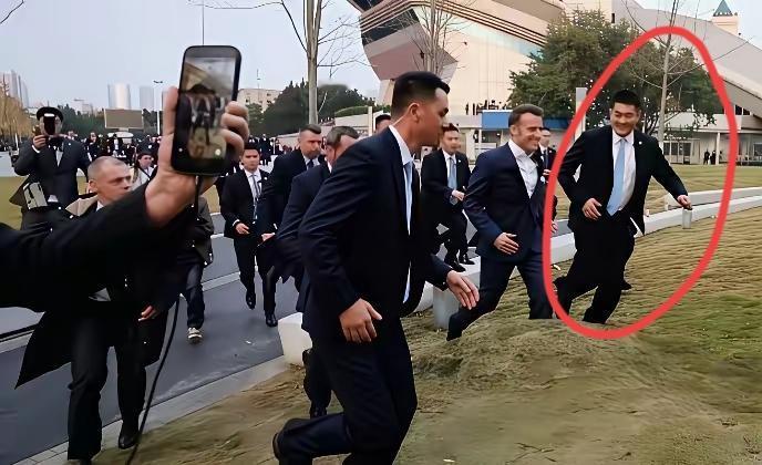 “不按常理出牌”！马克龙的保镖们，有喜也有忧呀！为何？毕竟马克龙中国行，在某些