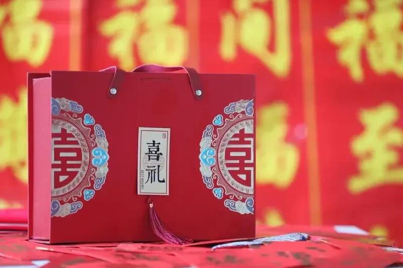 网友留言：“我们都是二婚，体谅他经济我彩礼从八万降到五万，领证前收到通知他家要拆