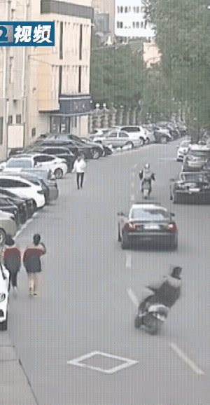 黄毛电动车骑蛇型形走位耍酷。结果，撞上对面行驶过来的小车，不知他还有后悔的机会没