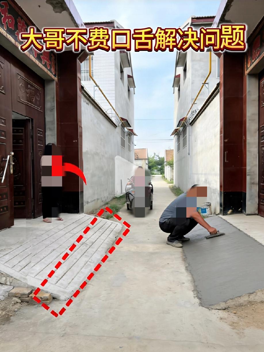 大门对大门，这是什么神仙操作。我就不明白了，为什么盖这么好的二层楼，不在前边