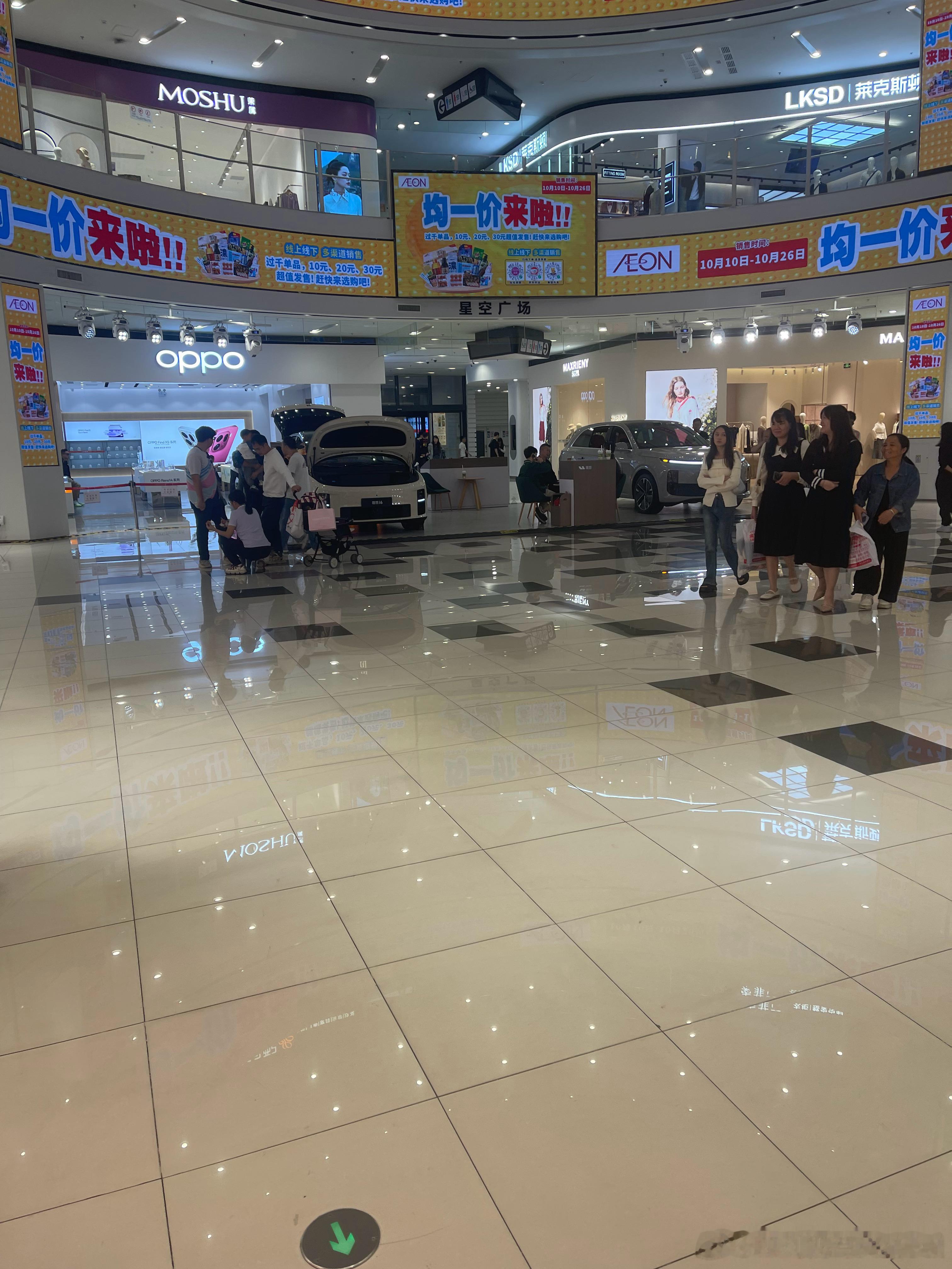 周末来商场的人很多但汽车区看车的太少了[捂脸哭][捂脸哭]​​​