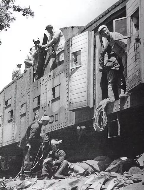 1948年4月27日，躲在铁甲列车里的徐保见大势已去，连忙换了一件士兵服，并向胡