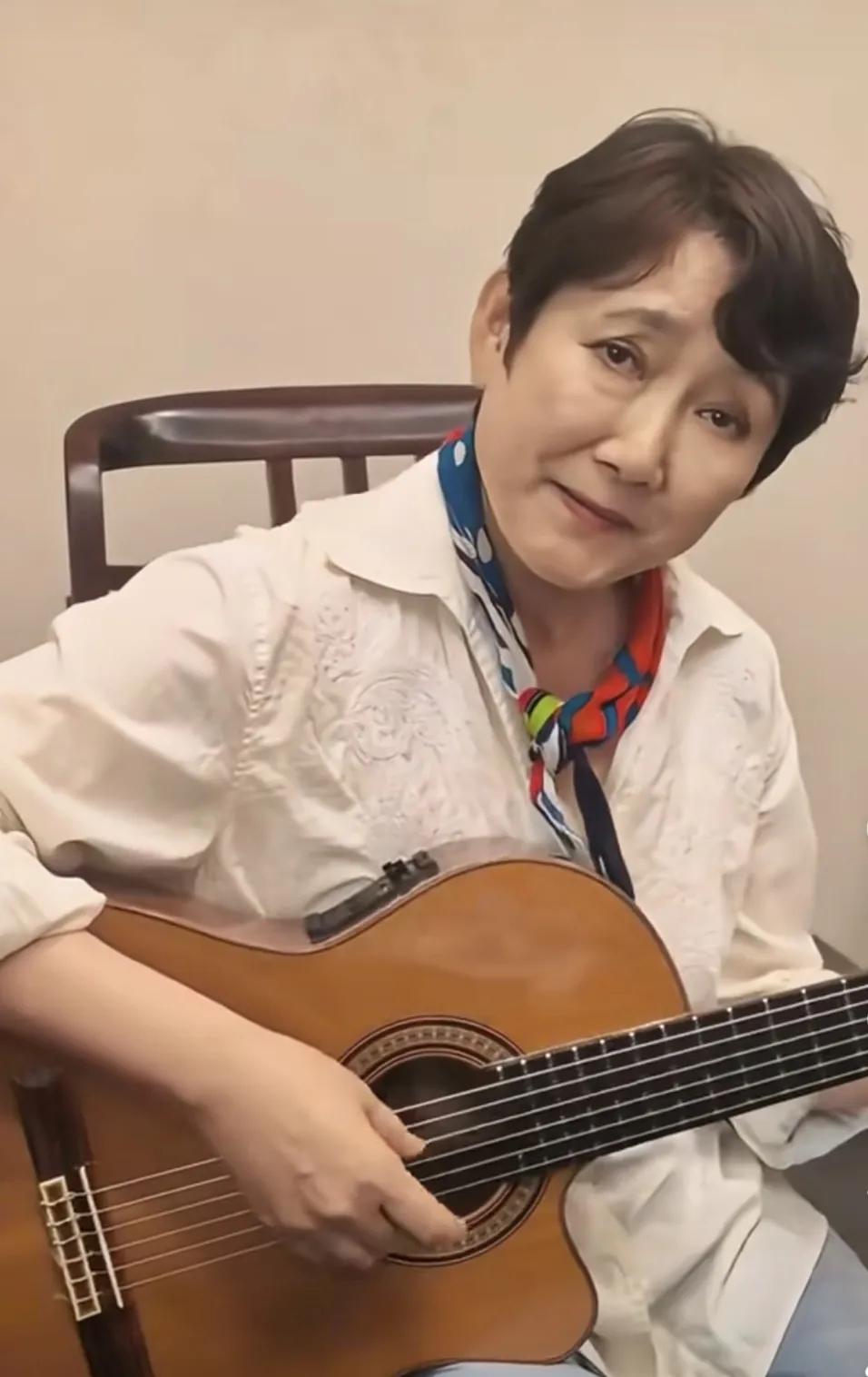 成方圆可是老喽：印象中的她多才多艺，尤其擅长自弹自唱！岁月的沧桑写在她的脸上