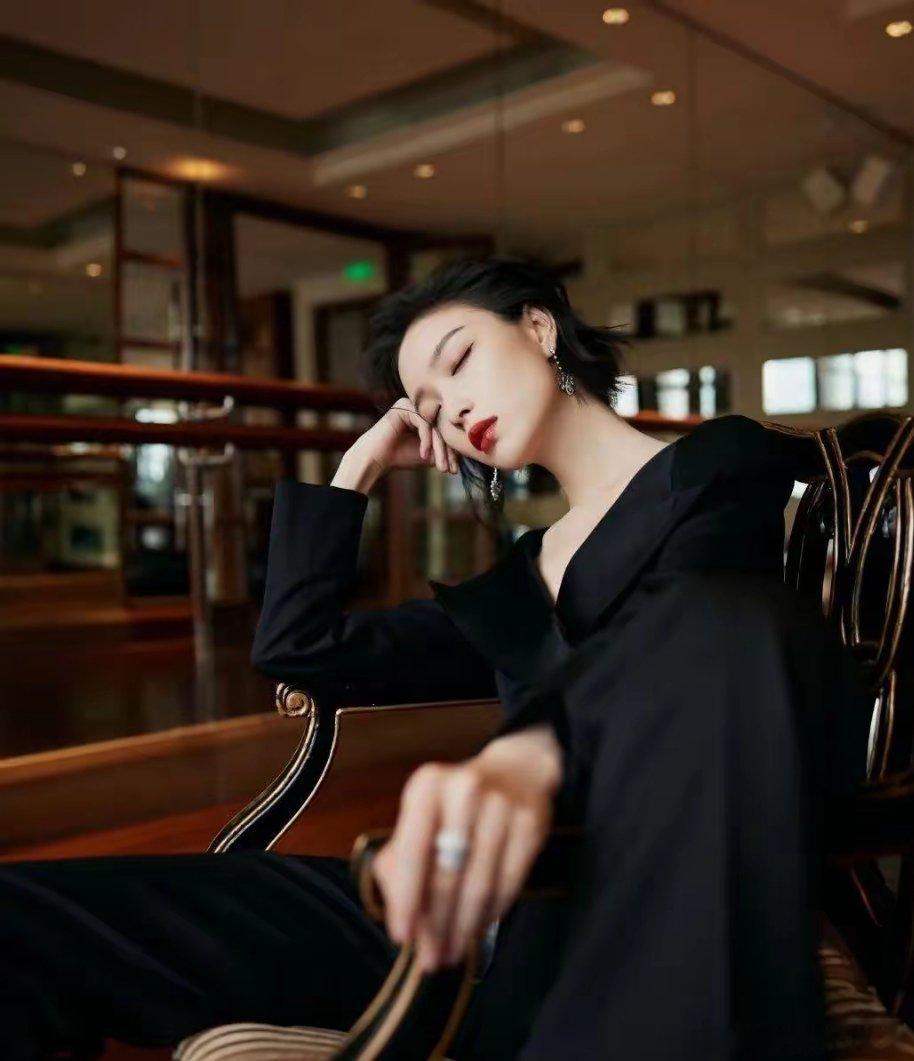 倪妮超有气质呀，穿一字细高跟凉鞋更迷人​​​