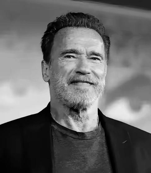 1996年，春意盎然，施瓦辛格在庭院中晒太阳，恰巧看到年轻的胖女佣，正卖力撅着臀