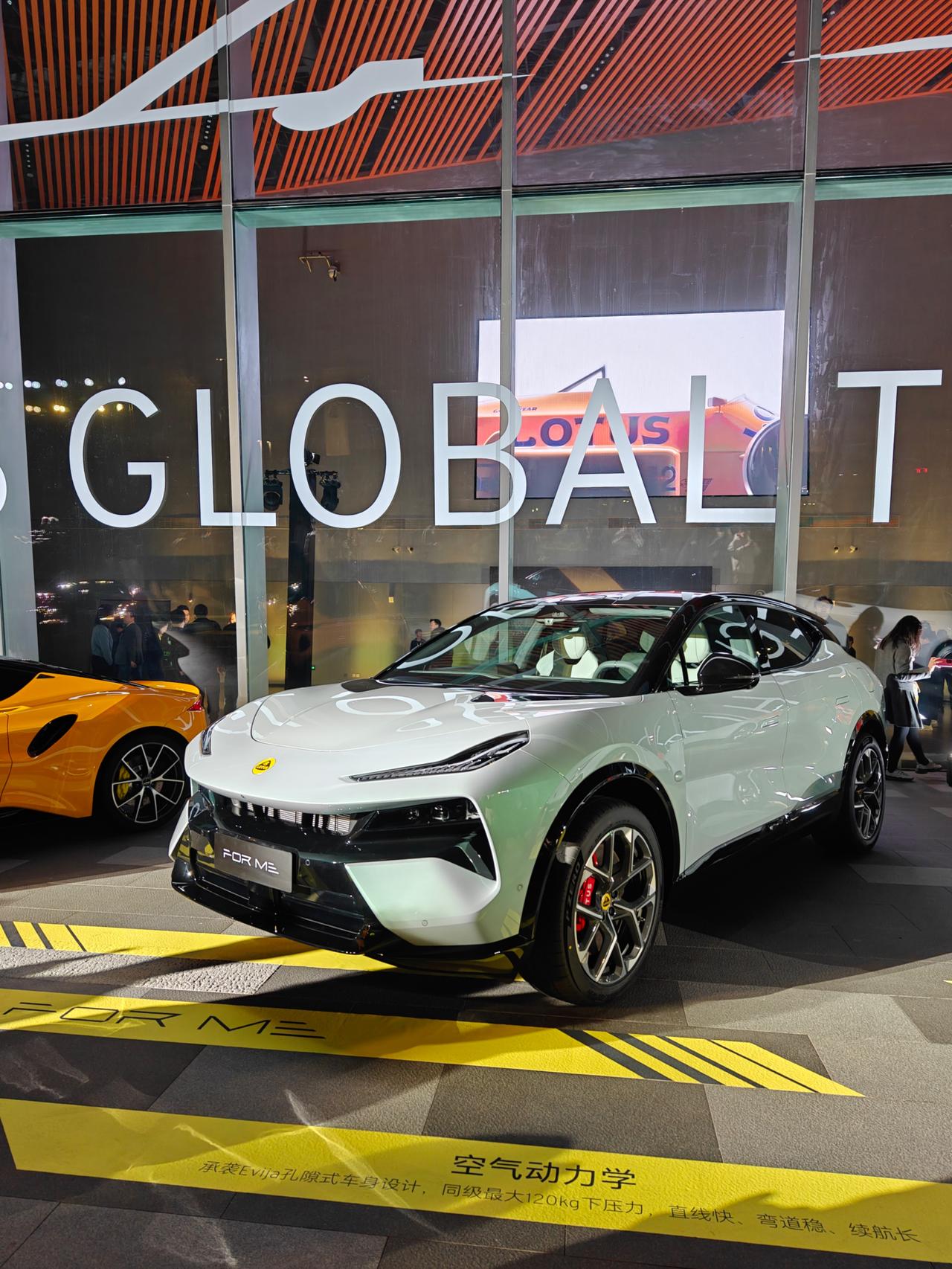 今晚去看了莲花ForMe，一句话讲清楚它是一台什么车：法拉利的调性，卡罗拉的油