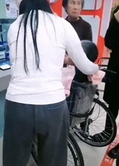 昏迷病人被推到银行取款遭拒，家属：钱是救命钱，人推来了还不让取？河北邢台