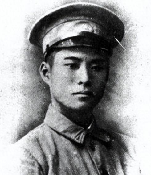 1975年，原国民党高级将领黄维得到特赦。刚走出战犯管理所的黄维没想到，台湾