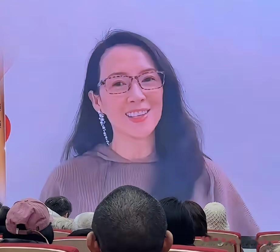 看来汪峰的口味还是一如既往，非常有延续性。你看章子怡素颜的样子和森林北是不是很