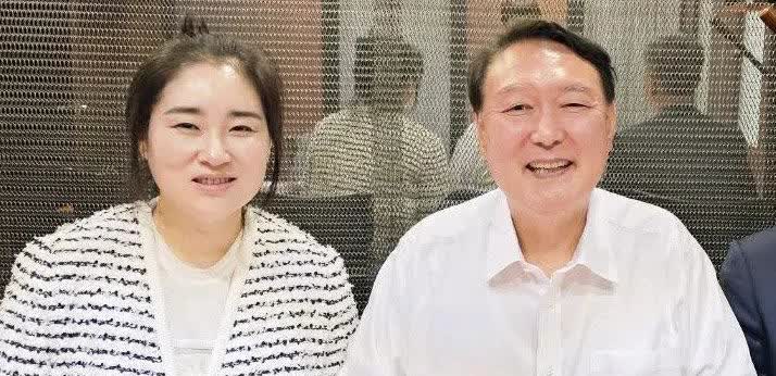 韩国媒体消息，尹锡悦的律师指责首尔拘留所未给予前总统运动时间，认为这是侵犯人权，