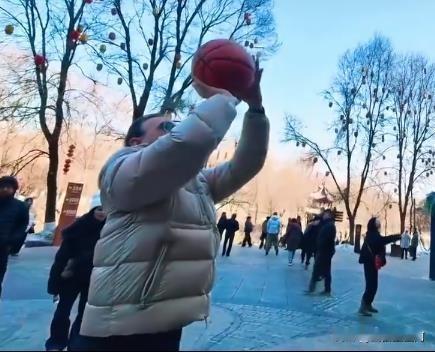 大年初三，辽宁男篮主教练乌戈和妻子还有两个儿子一起去本溪水洞旅游，我们都知道乌戈