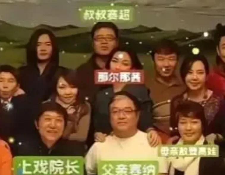 那尔那茜的父亲赛纳确实是YS牛人！《新闻调查》《面对面》等王牌节目的首席制片人。