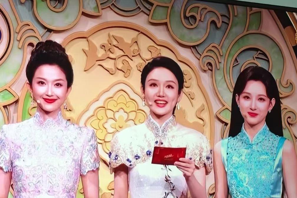 春晚龙洋频繁抬头，有人猜她看提词器，结果真猜对了！这事儿一度刷爆社交平台，吃瓜