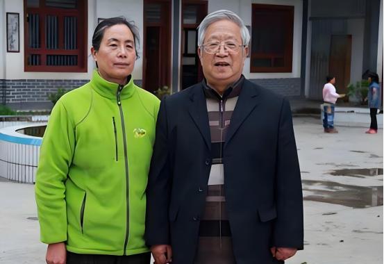 2005年，中国驻尼泊尔外交官朱敏才退休后，瞒着子女，带着妻子连夜离家，从此杳