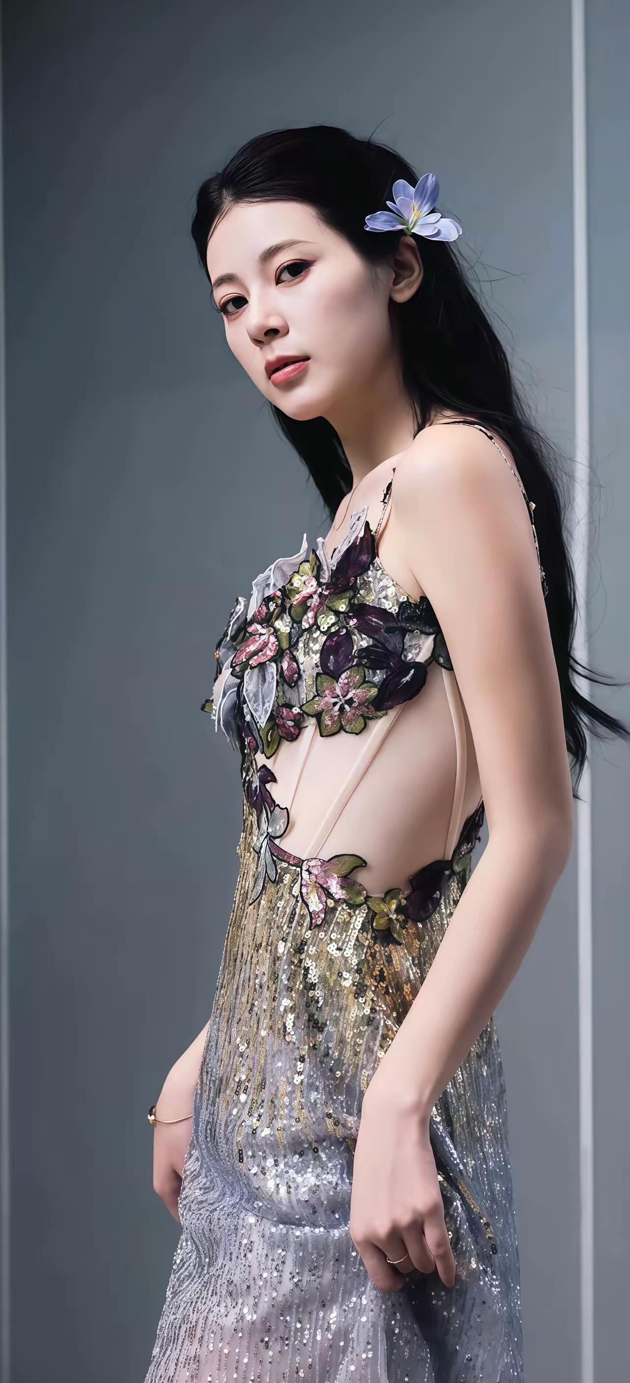 美女壁纸～赵昭仪，风格不被定义，美有千万种模样。从松弛日常到惊艳红毯，从优雅通勤