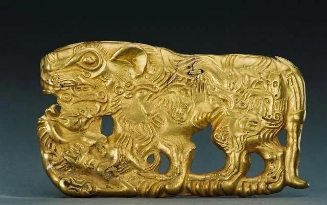 1988年，内蒙古男子老辛和妻子大吵一架后，跑到地头，发现一个土堆，便愤怒地刨起