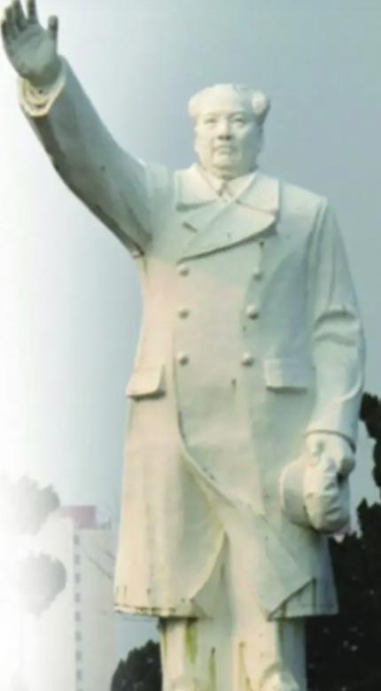 1968年8月，中国当时最大的毛主席雕塑落成！许将军批示:“把这尊毛主席像拿到南