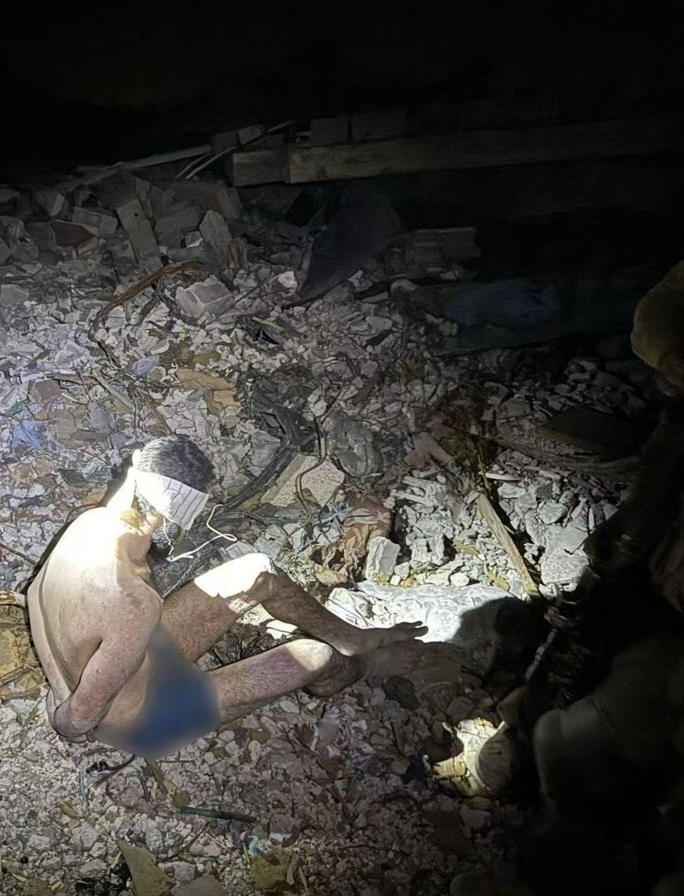 加沙地道里没有吃喝了，17名哈马斯突击队员连夜逃出地道！以色列军队一天一夜搜捕，