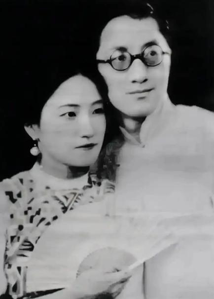1926年10月3日，徐志摩与陆小曼在北京举行婚礼，邀梁启超证婚。梁启