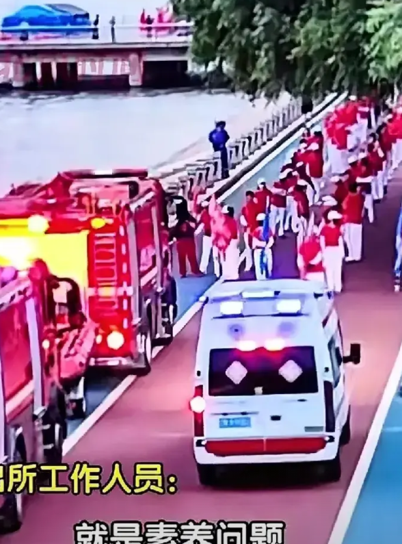 占路暴走团伙，必须严厉打击！7月15日，辽宁朝阳一个数十人的暴走团伙占据马路