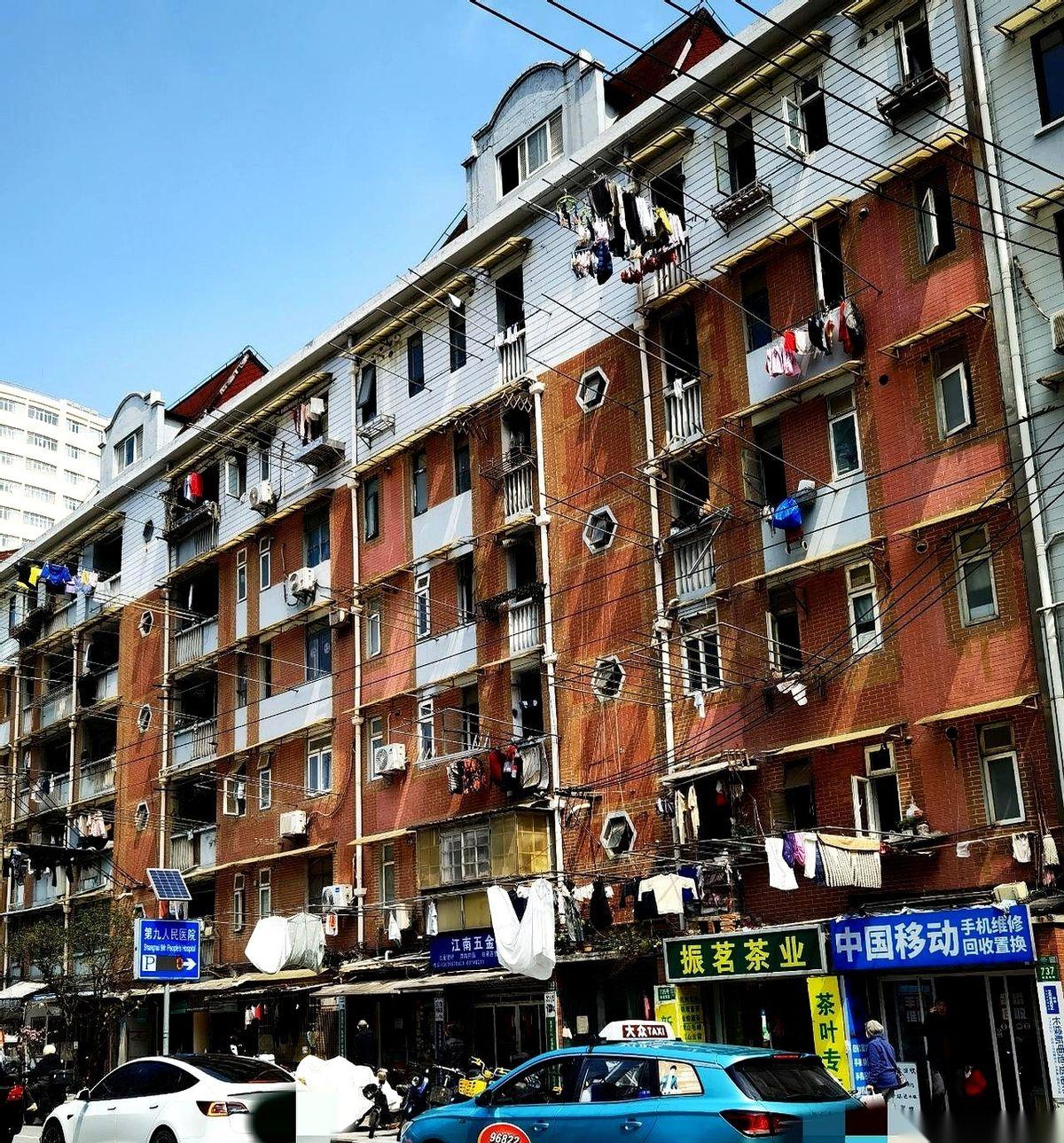 第一次去上海，我跟你说，抬头那一瞬间，我直接给看傻了。真的，不是外滩，不是东方