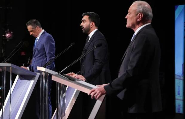 特朗普又整出离谱操作，前一天刚放狠话“敢选马姆达尼，就断纽约联邦资金”，第二天就