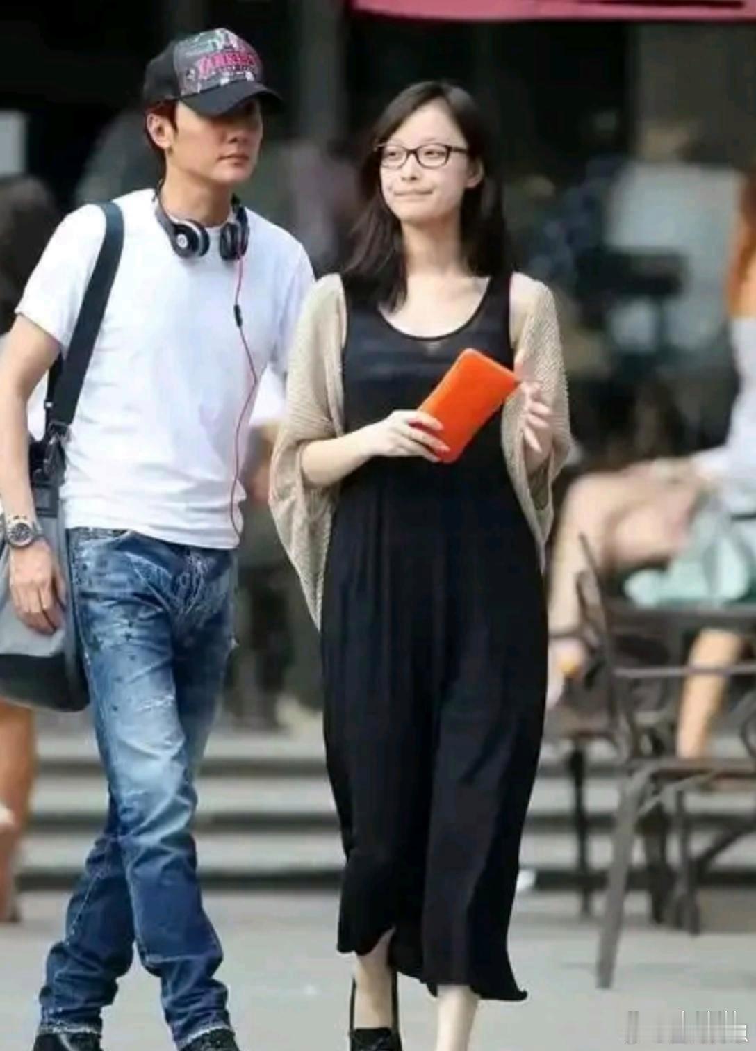 青涩时期的倪妮清丽动人，当年的冯绍峰颜值出众，帅气感拉满。