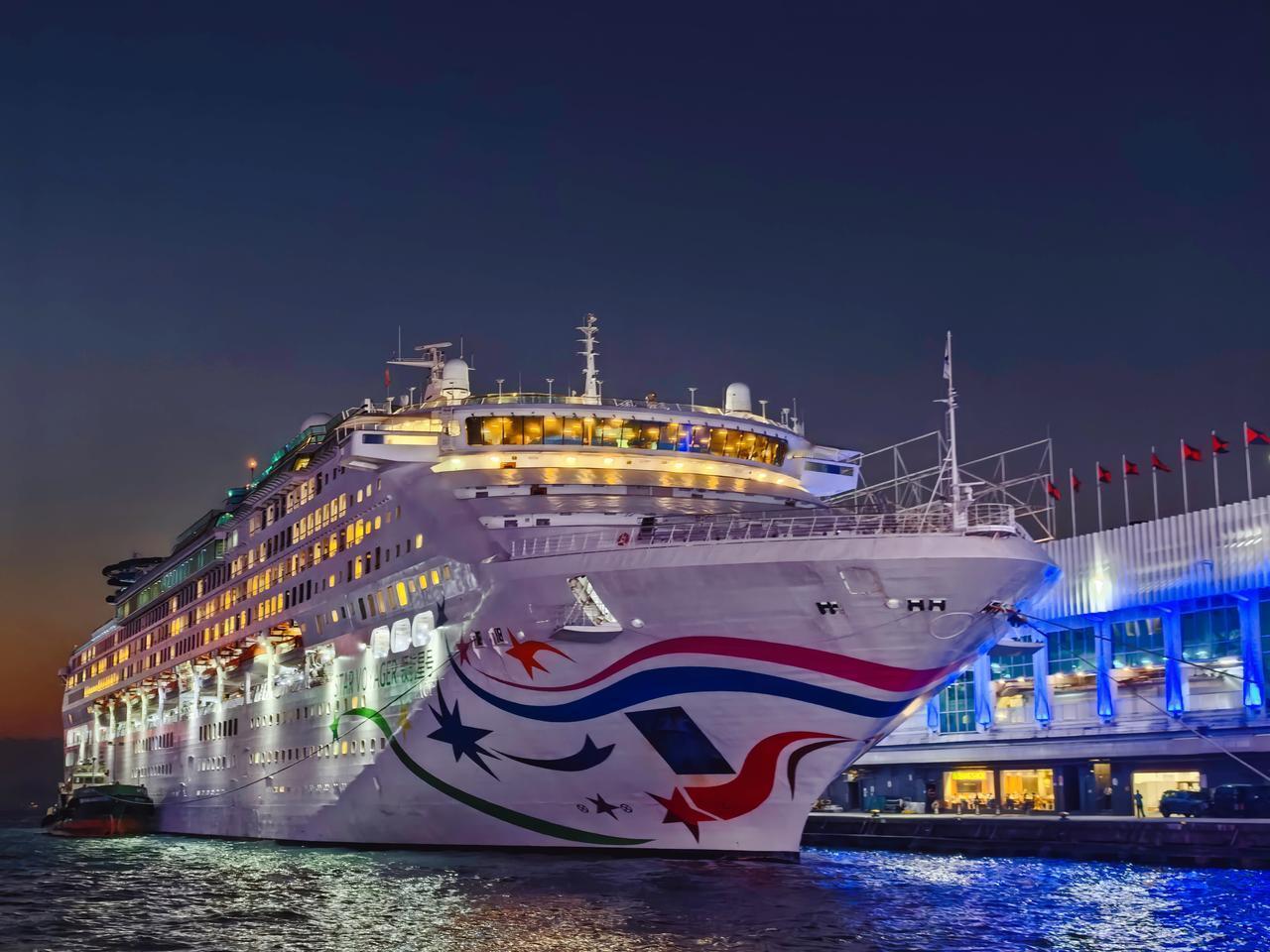 夜游维多利亚港湾，邂逅香港的璀璨与浪漫。在香港有一种魅力，只有在夜晚才能被彻