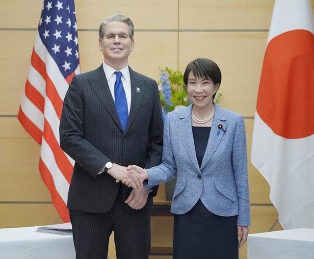 支持率在掉，高市早苗急着找靠山 特朗普访华这三天，日本首相高市早苗在国内的日