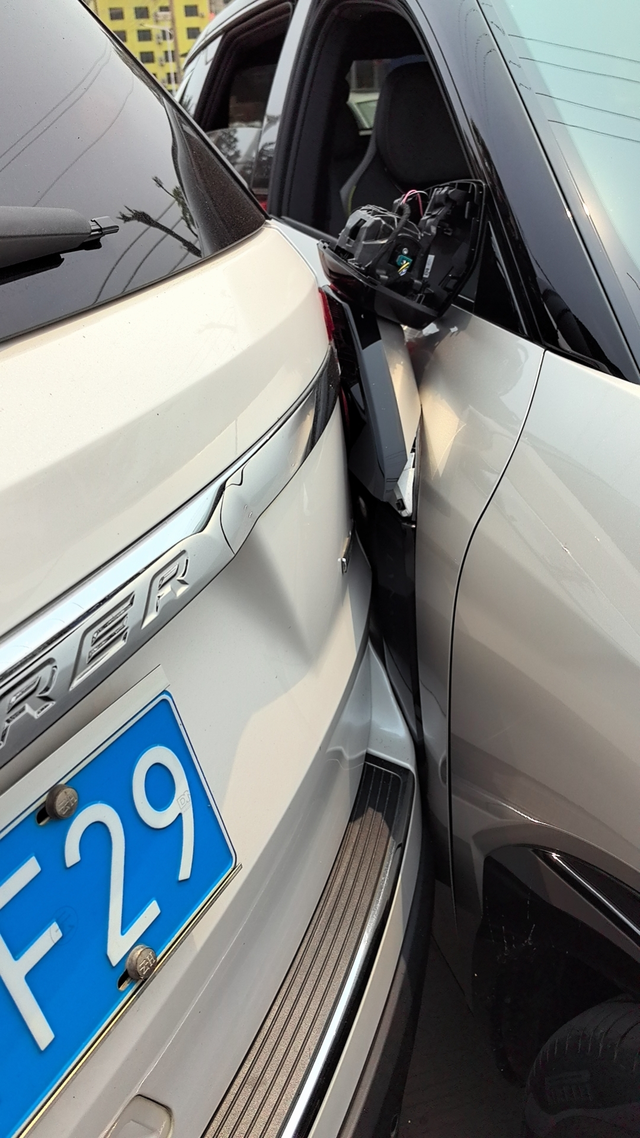 领克08EM-P提车还没满月就一血了，真是恶心人正在等红绿灯呢，对方车主倒车